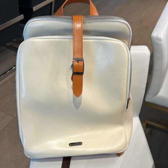 BRAND NEW Cluci knapsack in cream and camel colours. - Picture 8 of 8